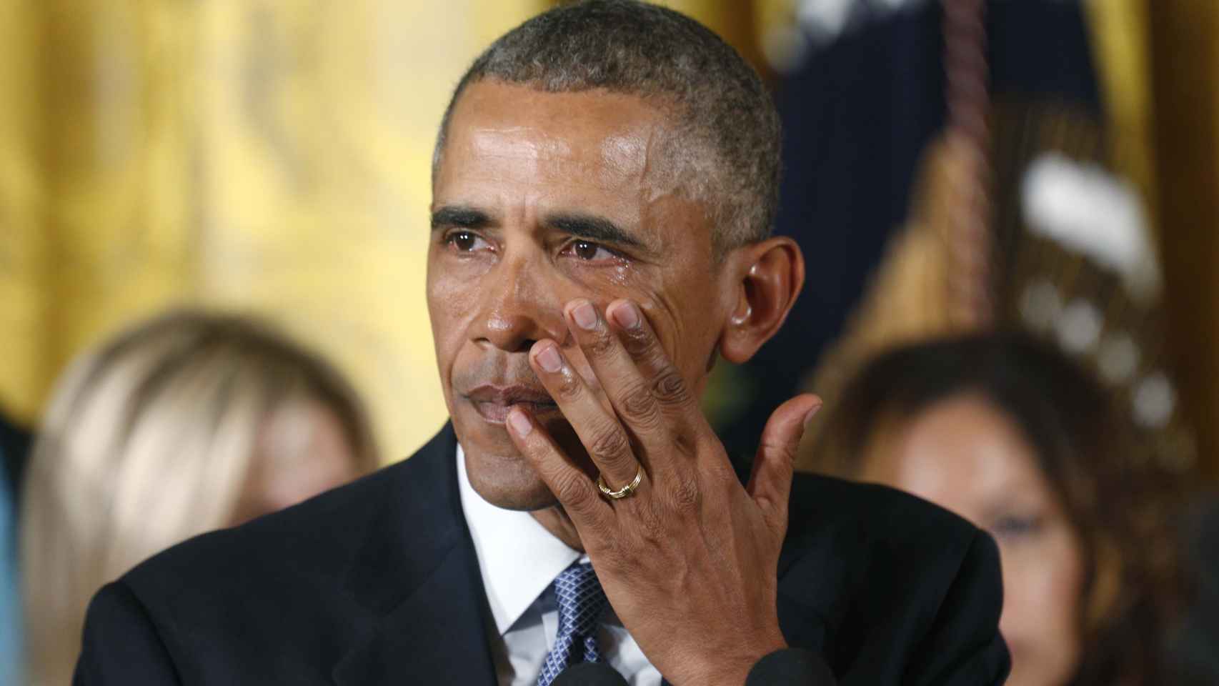 Obama se emociona durante un acto con familiares de víctimas.