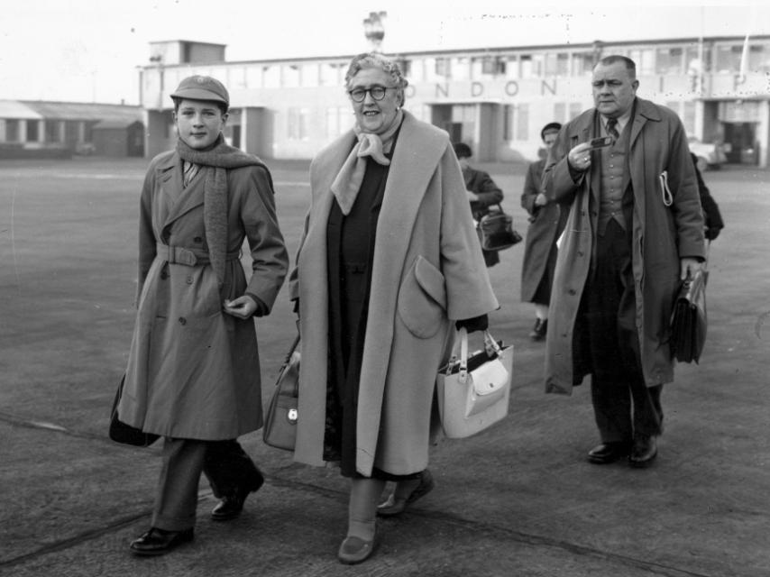 Agatha Christie en el aeropuerto de Londres.