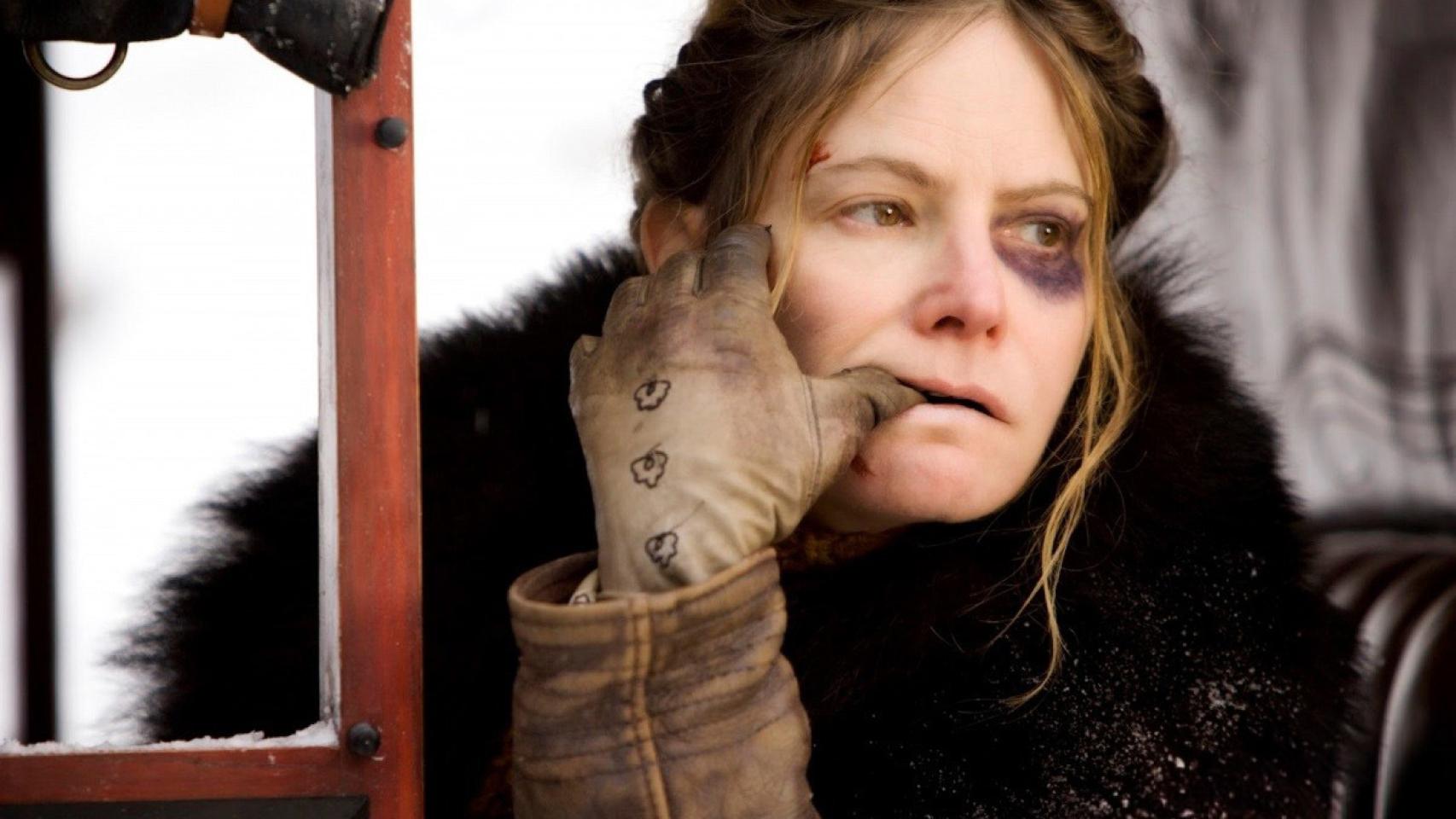 Jennifer Jason Leigh, como Daisy.