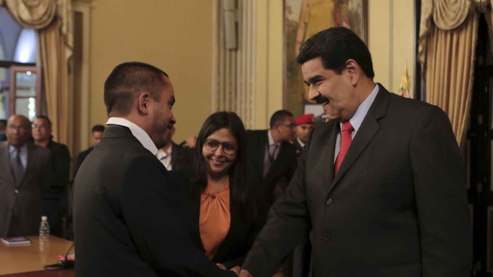 Nicolás Maduro saluda a su nuevo ministro de Economía, Luis Salas.