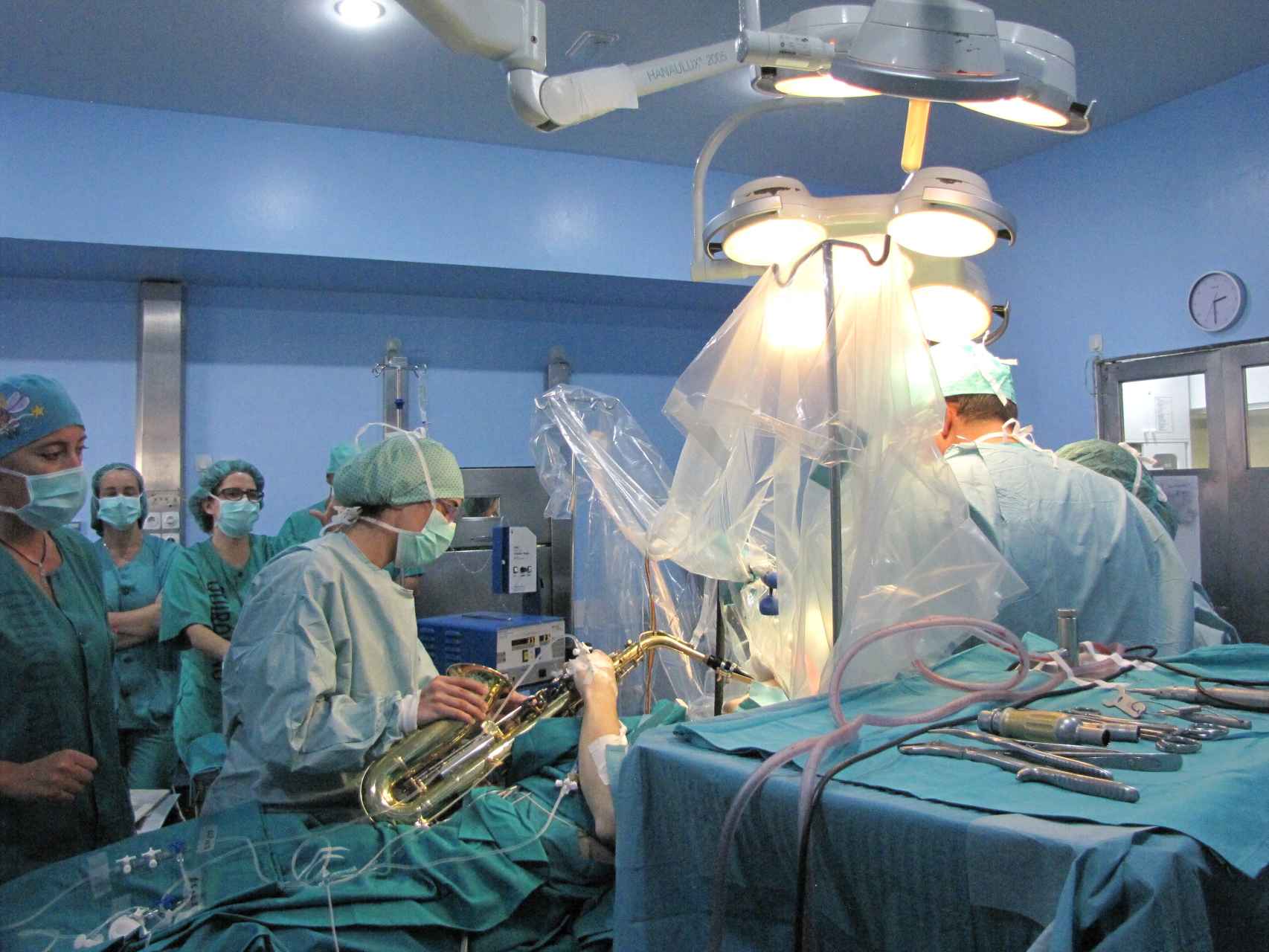 El paciente, durante la operación.