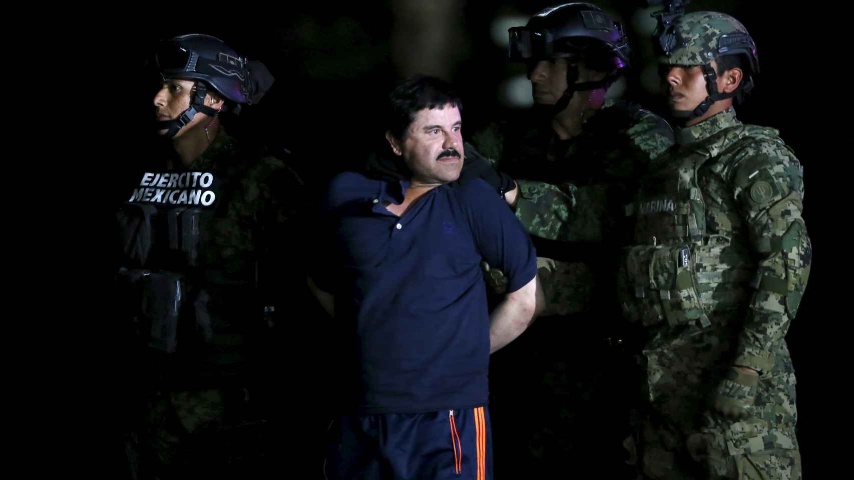 El Chapo Guzmán, custodiado por miembros del Ejército mexicano.