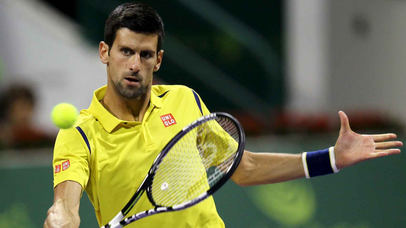 Djokovic devuelve la bola a Rafa Nadal durante la final de Doha.