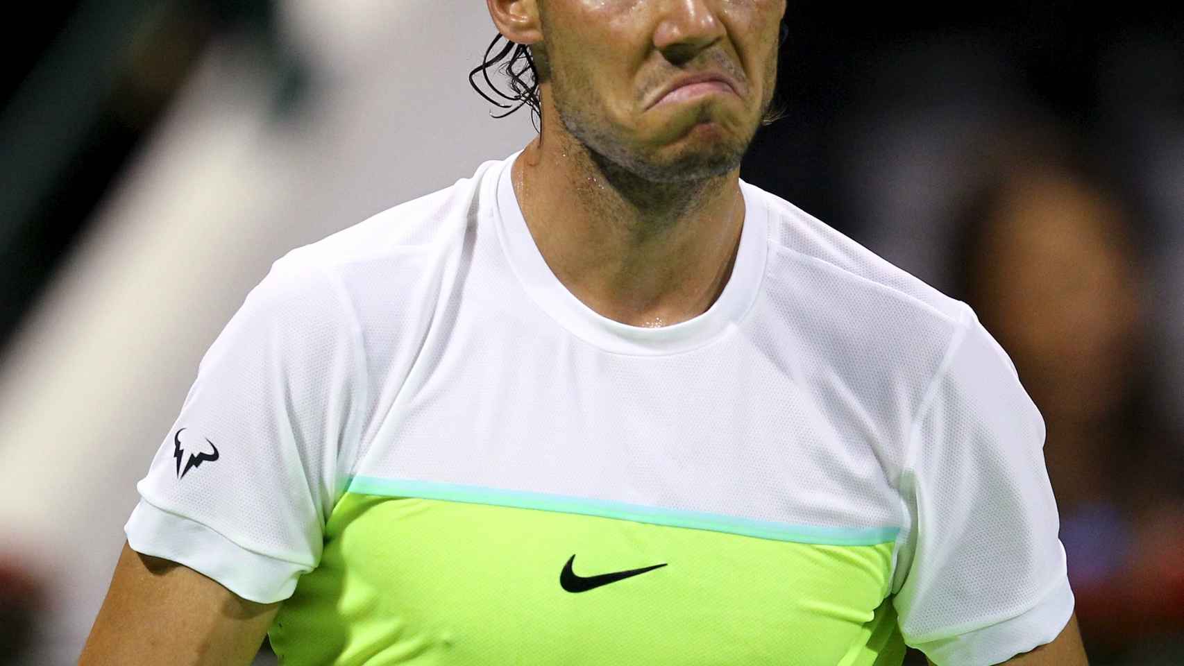 Rafa Nadal con semblante disgustado durante su partido ante Djokovic.