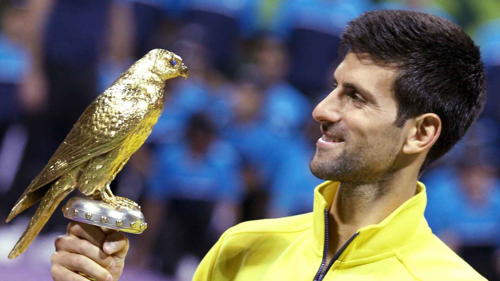 Djokovic contempla su trofeo de campeón en Doha.