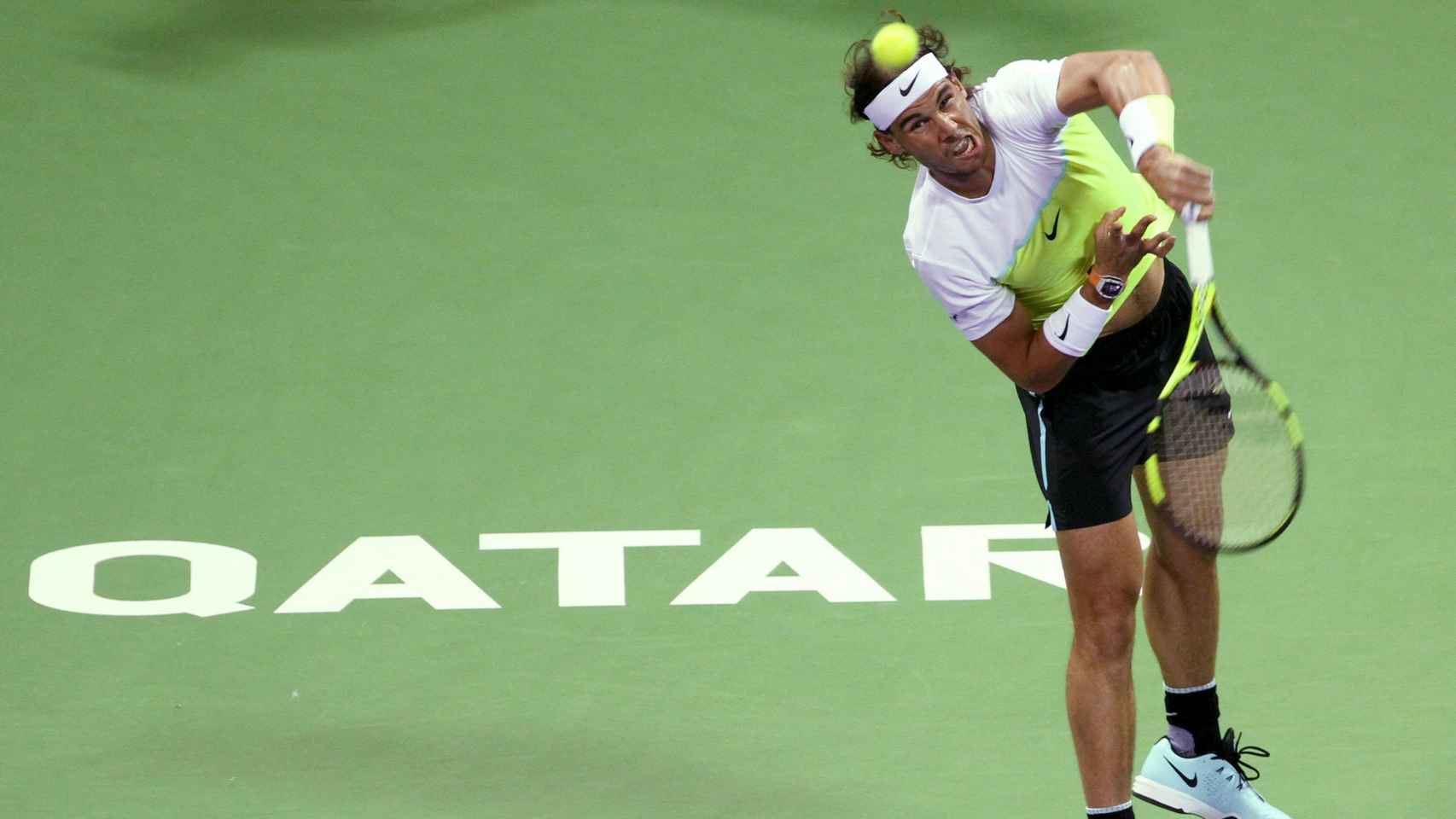 Nadal golpea la pelota durante su encuentro ante Djokovic en Doha.