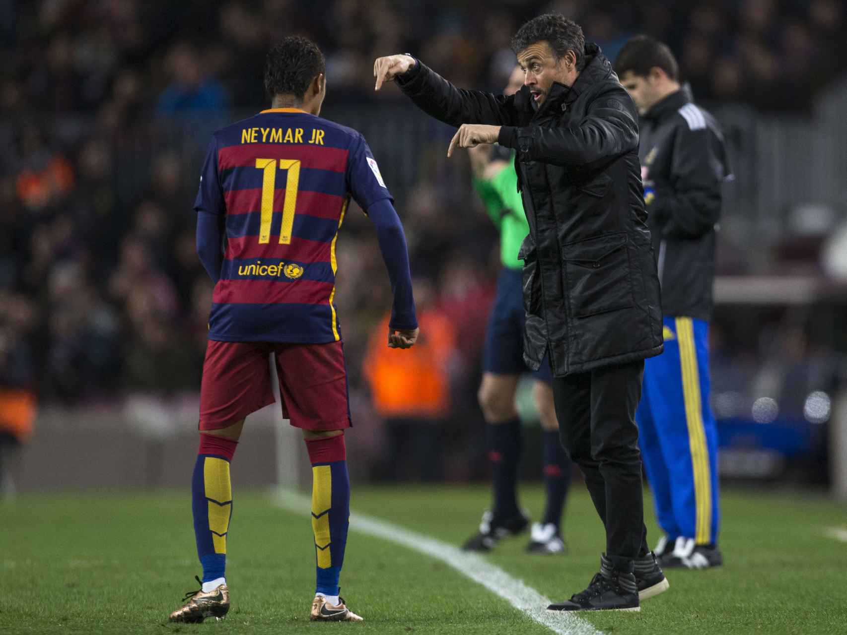 Luis Enrique da instrucciones a Neymar.