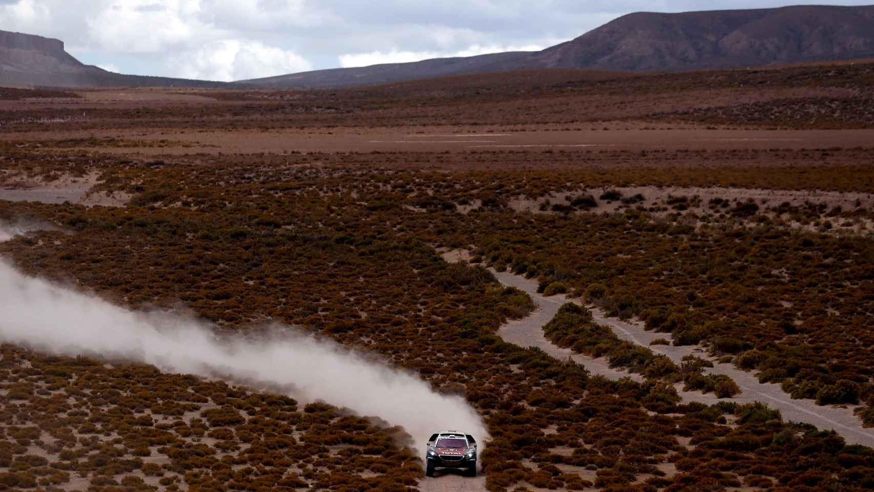 Sebastien Loeb conduce su Peugeot durante la quinta etapa del Dakar.