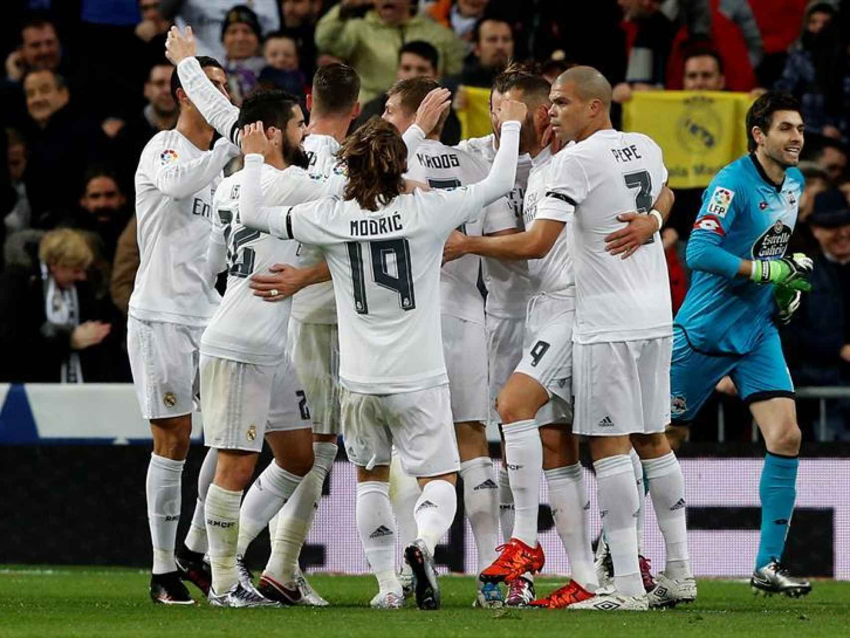 Los jugadores celebran el primer gol del Madrid.