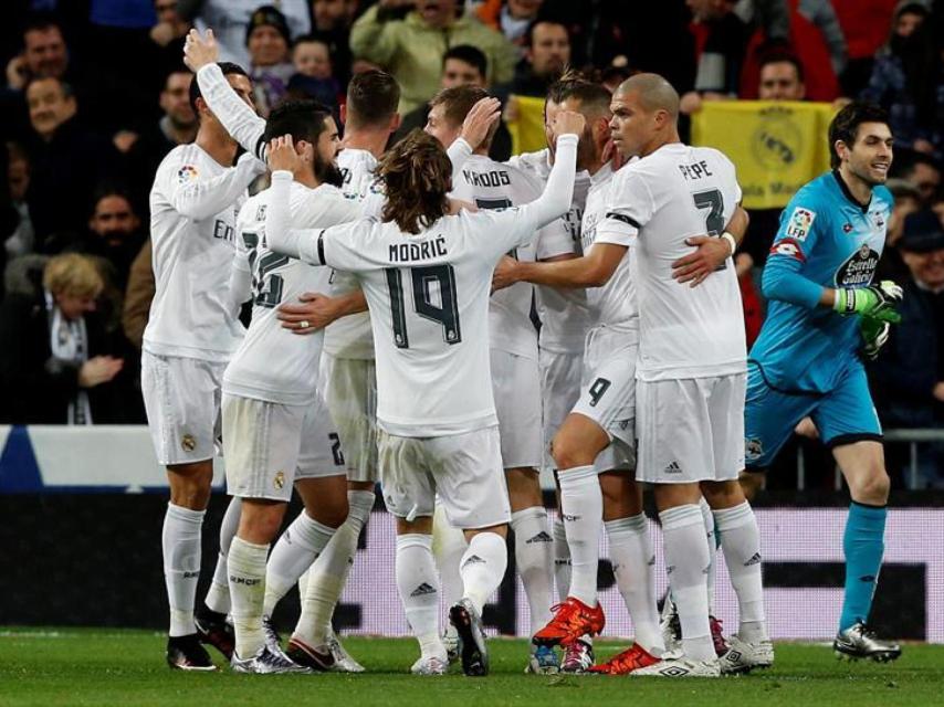 Los jugadores celebran el primer gol del Madrid.