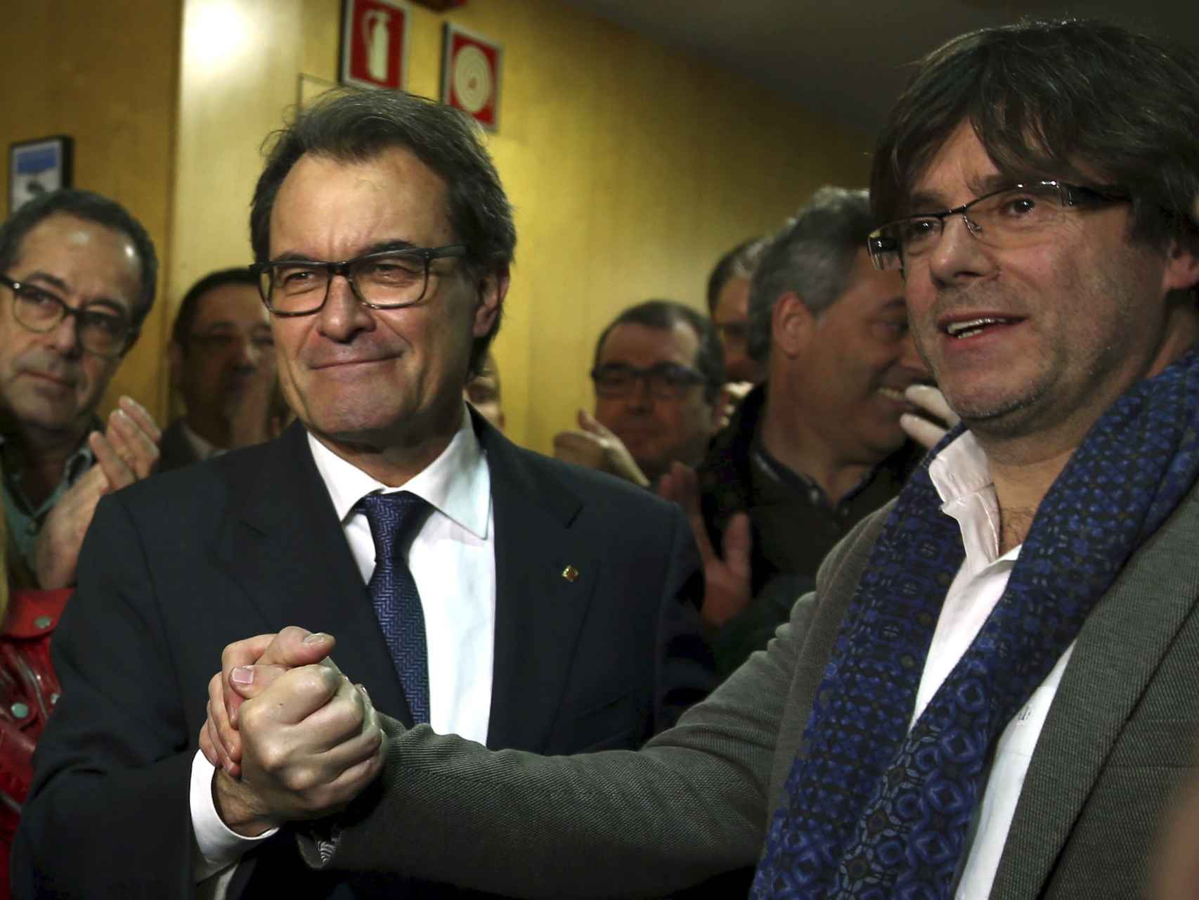 Artur Mas  estrecha la mano del alcalde de Girona, Carles Puigdemont.