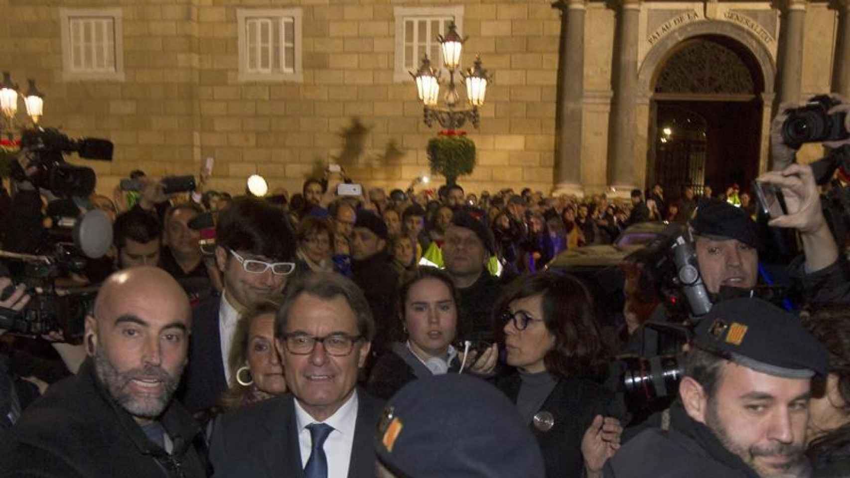El president en funciones, Artur Mas, es aclamado a la salida de la Generalitat