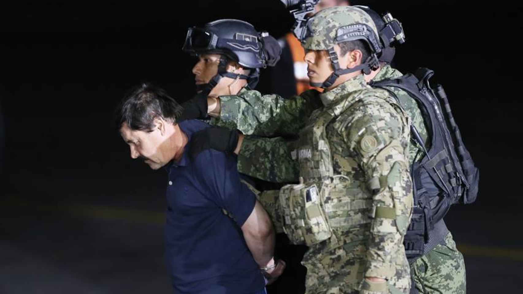Militares conducen a Guzmán al helicóptero.