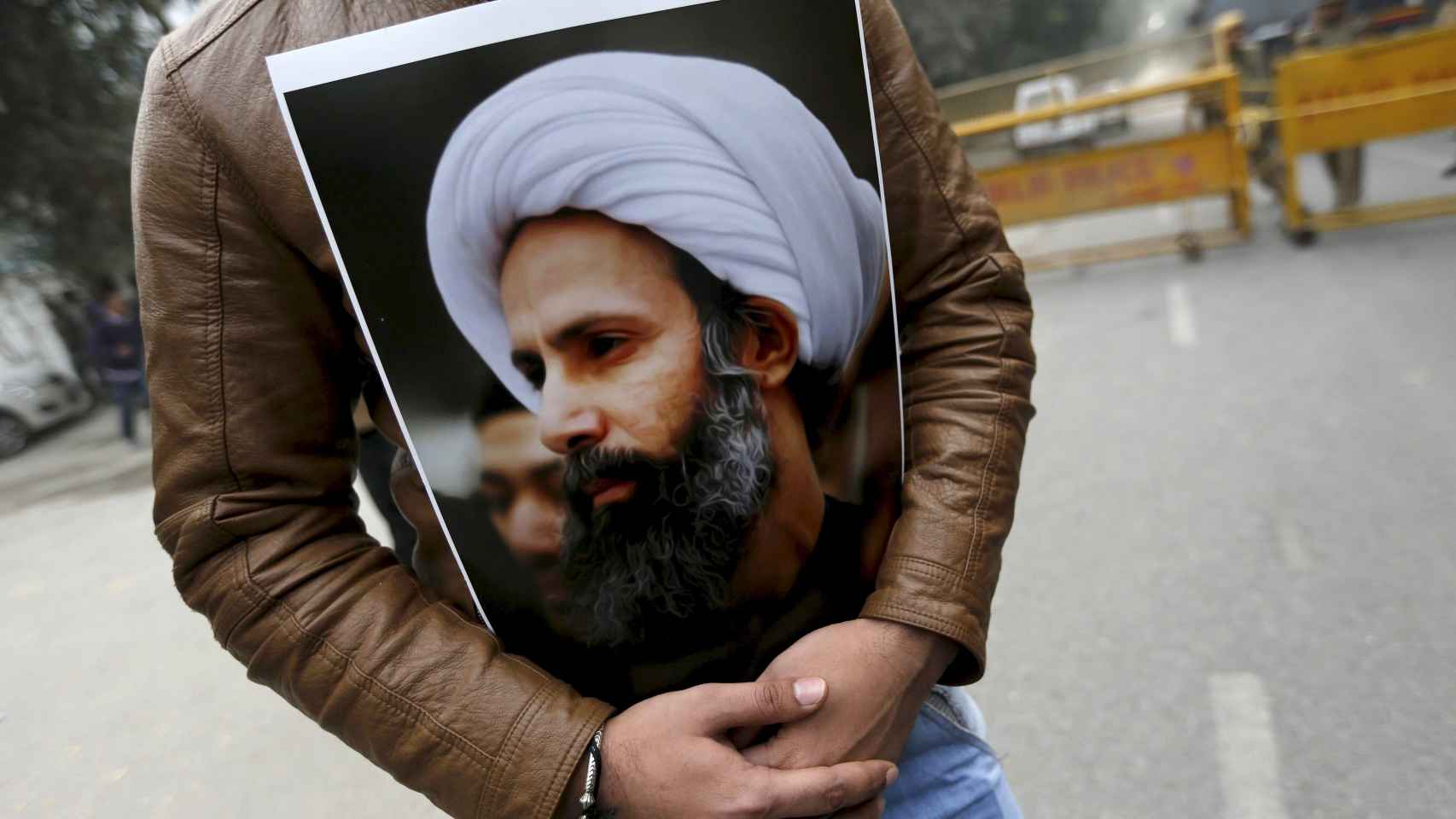 Un musulmán chií sujeta una imagen del clérigo Nimr al-Nimr /Reuters