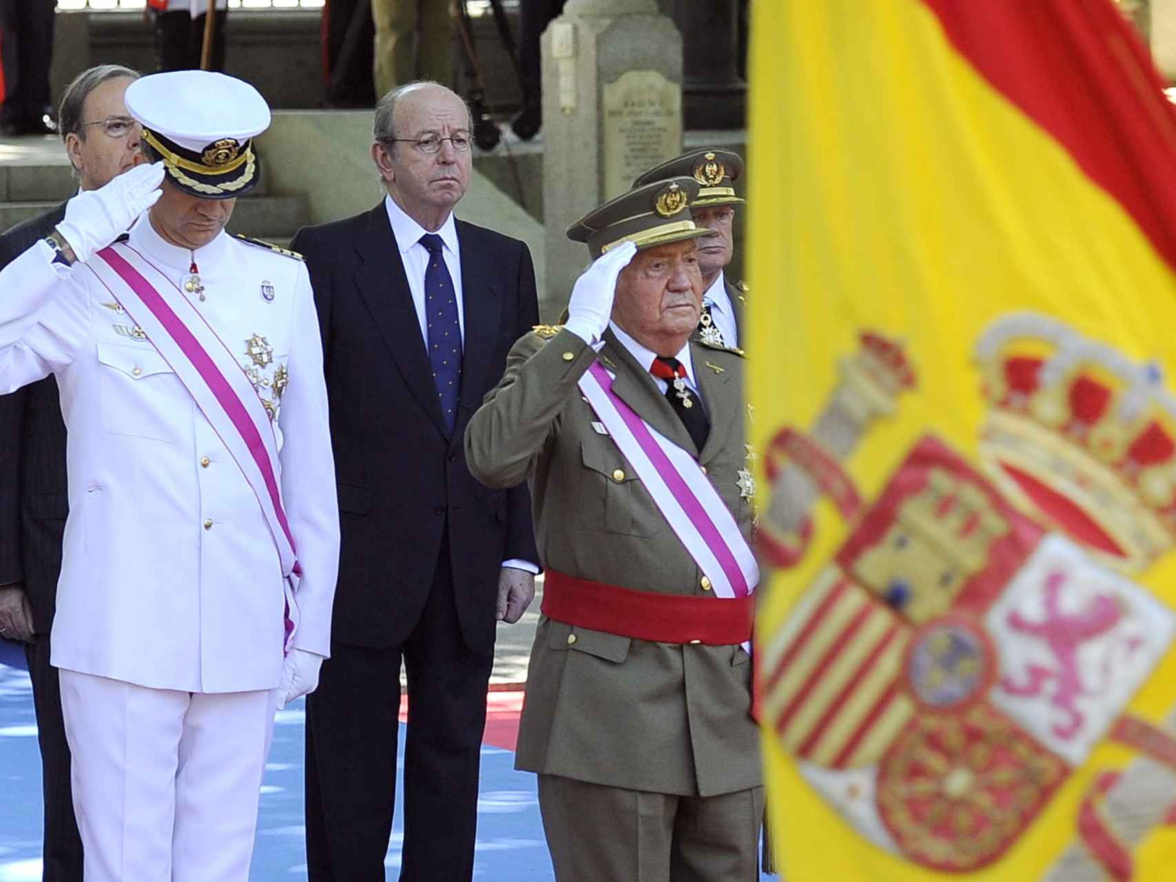 El Rey de España Juan Carlos I con el Príncipe de Asturias y el Jefe de la Casa Real Rafael Spottorno/Gtres
