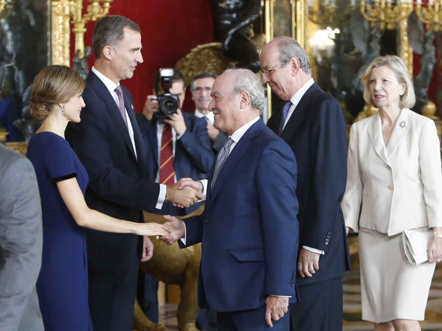 Los reyes Felipe VI y doña Letizia saludan a Rafael Spottorno y Fernando Almansa, octubre de 2015/Gtres
