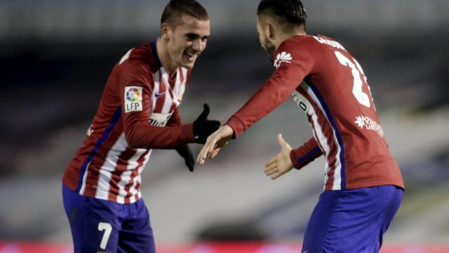 Griezmann celebra el segundo gol con Carrasco.