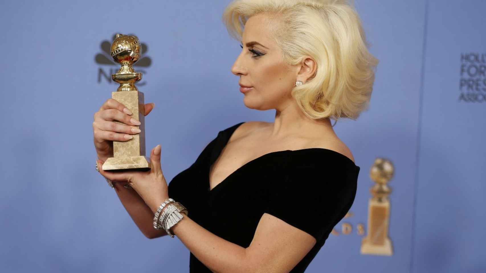Lady Gaga posa con su premio por su papel en 'American Horror Story'.