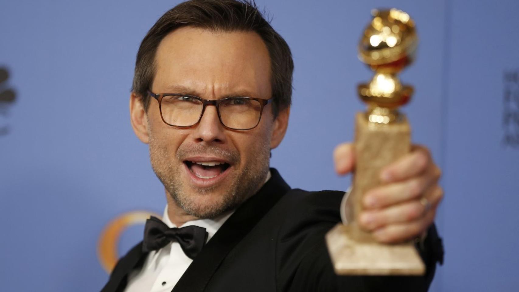 Christian Slater, eufórico con su premio.