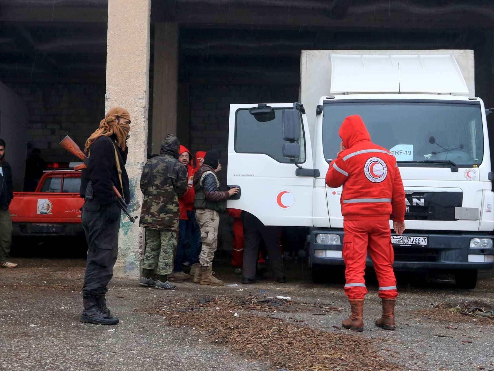 Los rebeldes revisan los camiones de ayuda humanitaria para Fua y Kefraya.