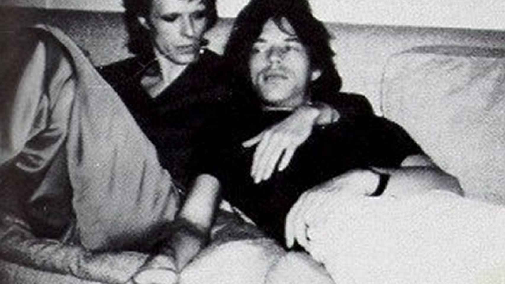 David Bowie  y su amigo Mick Jagger tumbados en la cama