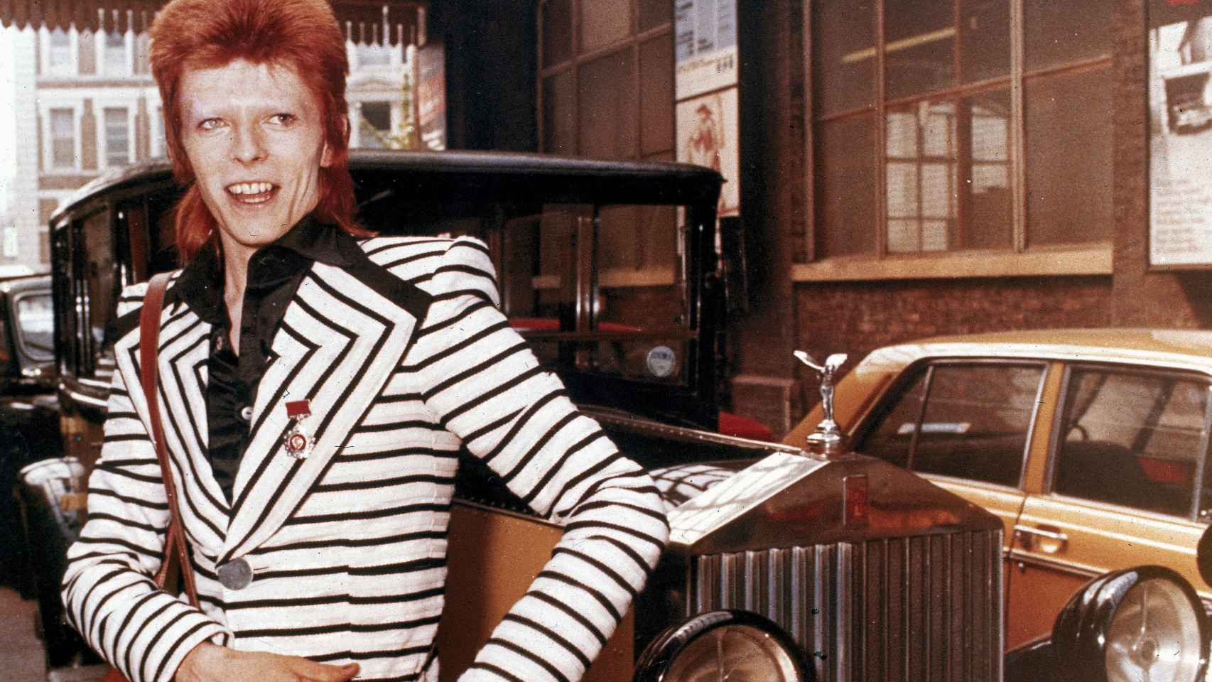 David Bowie posa con su Rolls Royce en 1973
