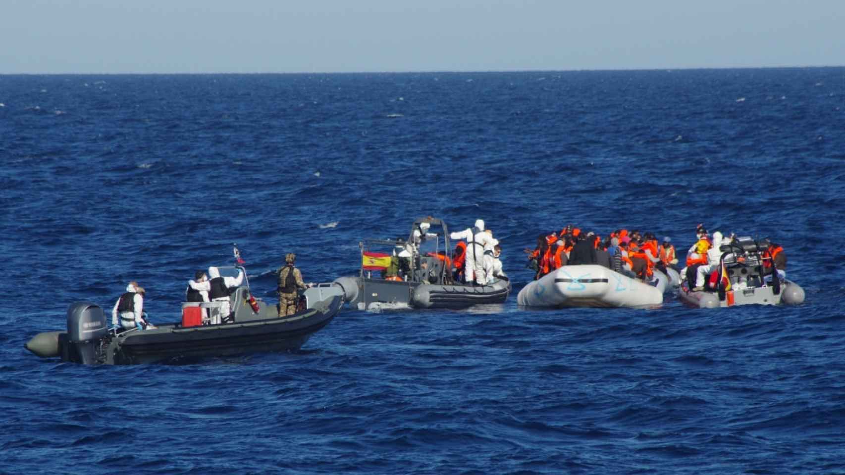 Operativo en el que la 'Canarias' rescató a 119 personas en el Mediterráneo.