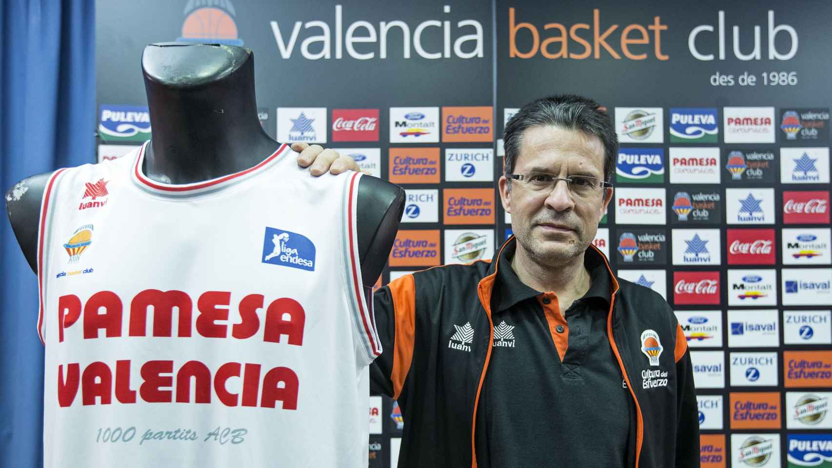 Pedro Martínez con la camiseta de Valencia por los 1.000 partidos en ACB.