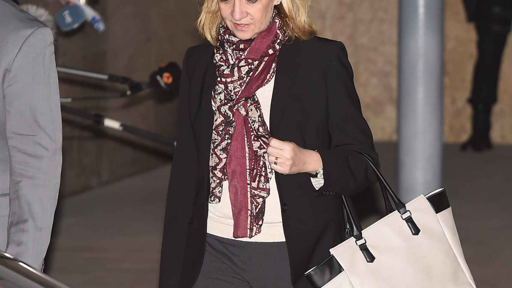La Infanta Cristina abandona la primera sesión del juicio Nóos tras casi doce horas