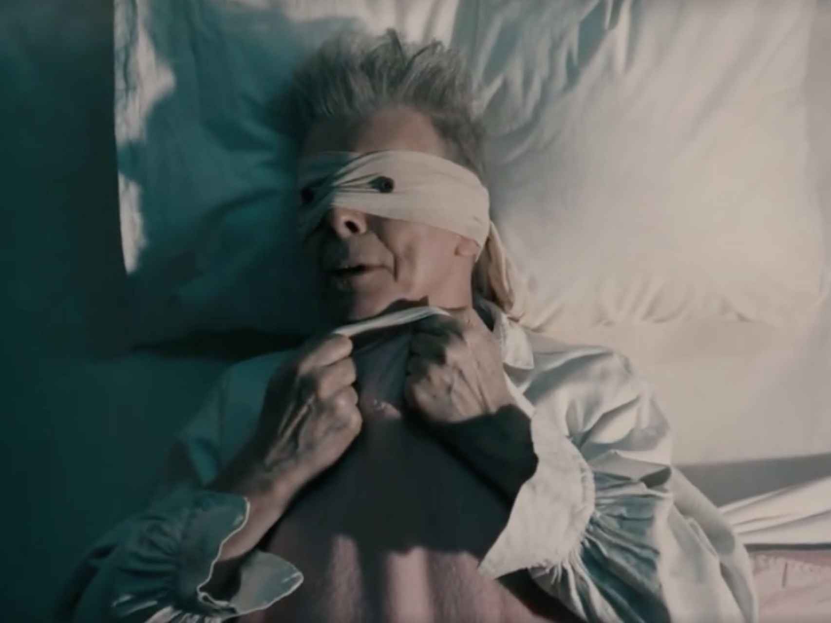 Bowie es un personaje ciego en los vídeos de Lázaro y Blackstar.