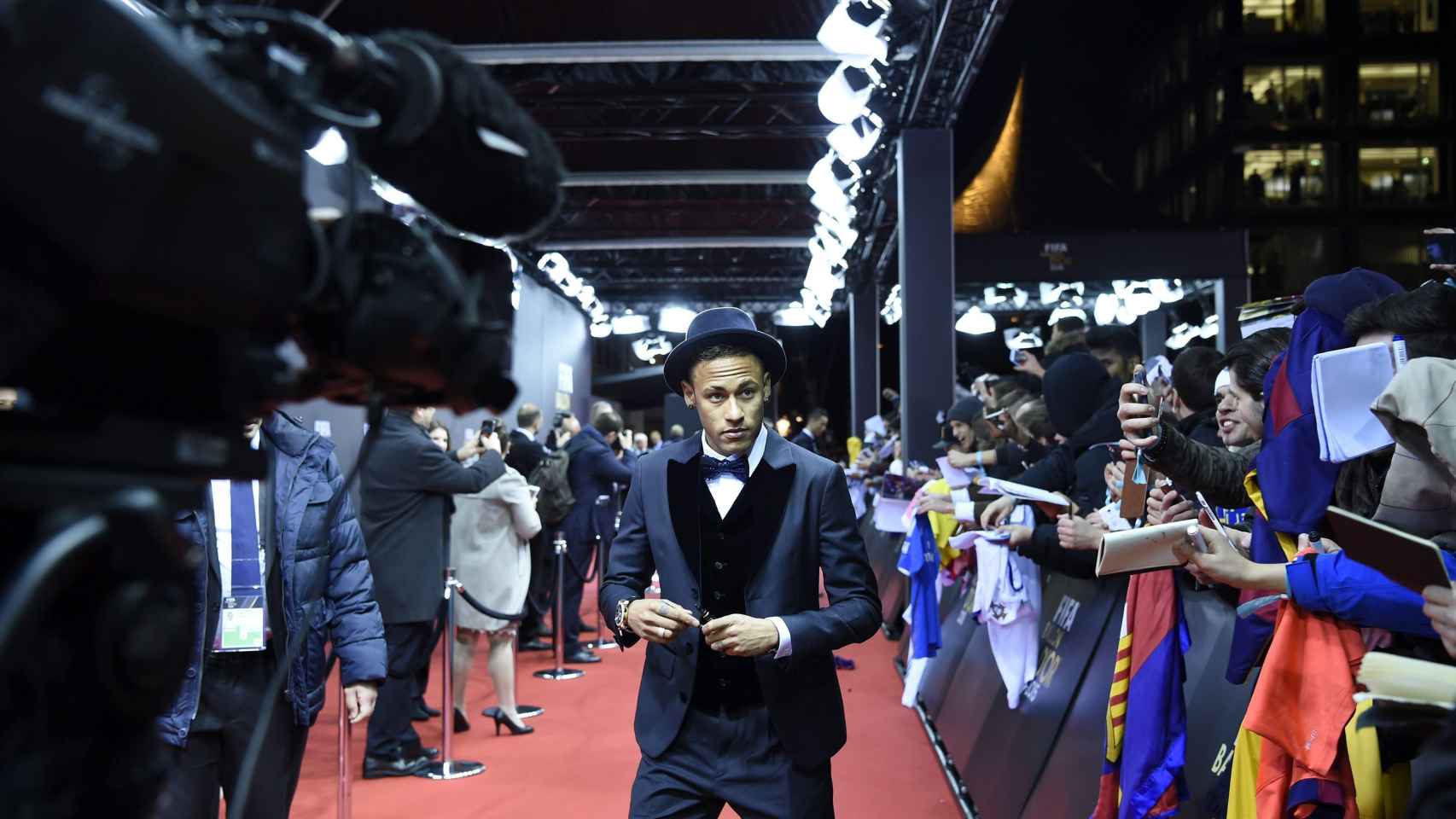 Neymar, a su llegada a la alfombra roja.