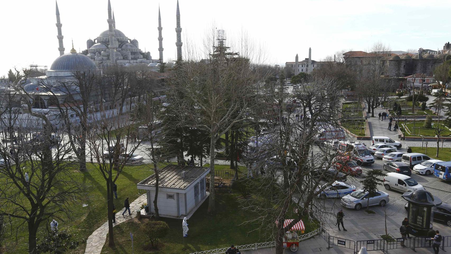 La policía ha acordonado la zona cercana a la Mezquita Azul de Estambul tras la explosión.