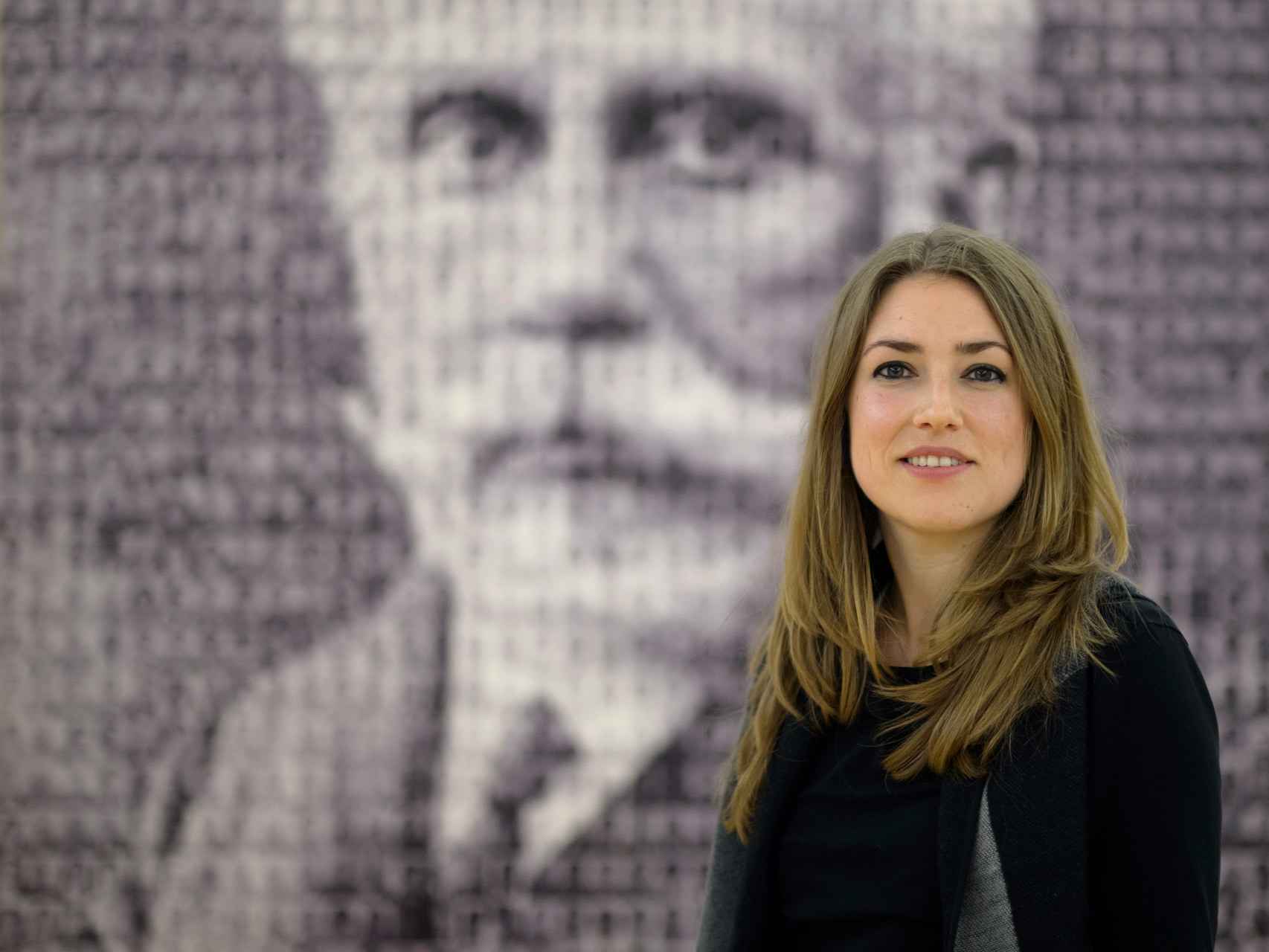 Maria Such, ante el retrato de Pablo Iglesias en el grupo socialista del Congreso.