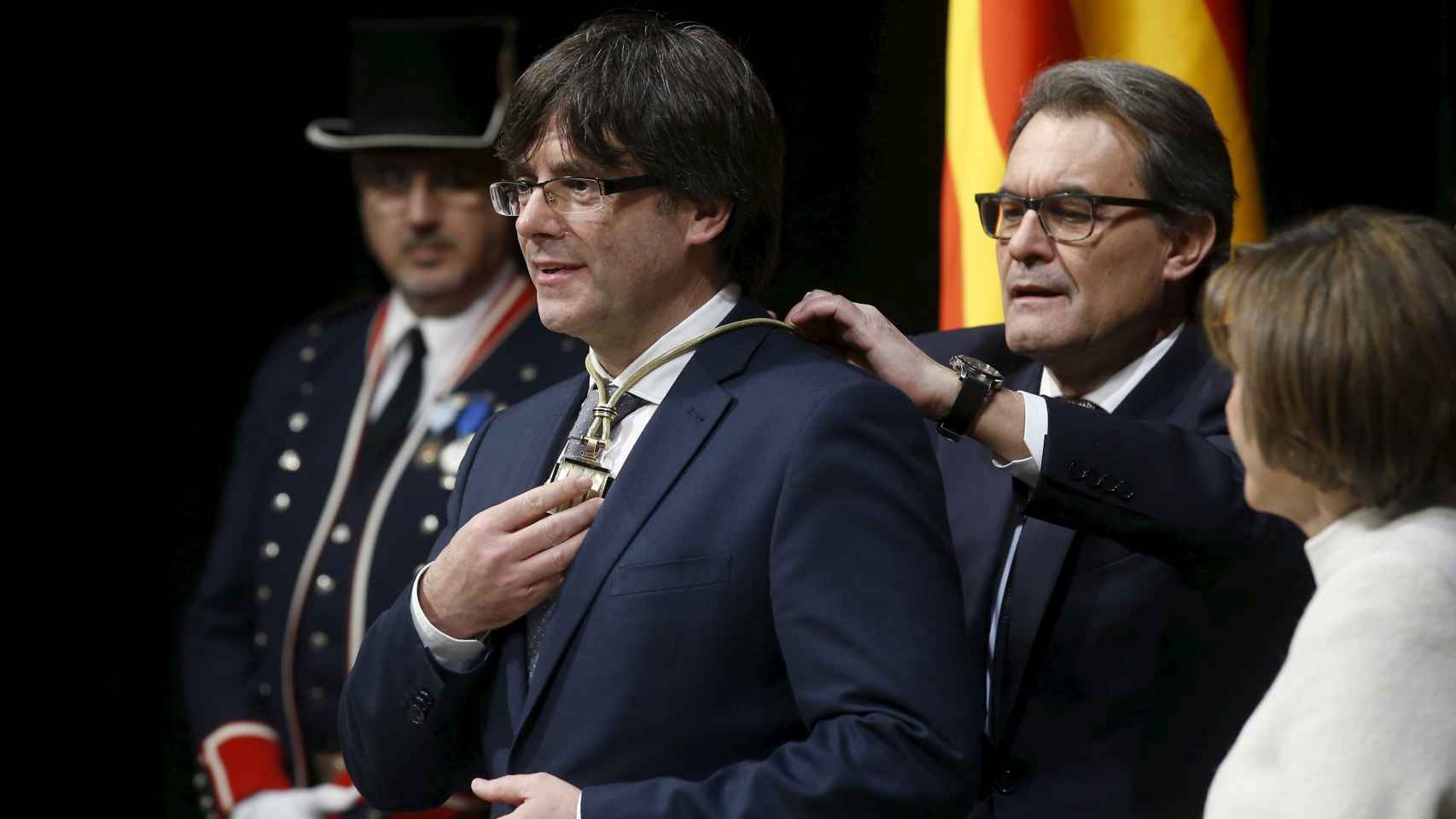 Puigdemont durante la ceremonia de investidura, con Artur Mas a sus espaldas.