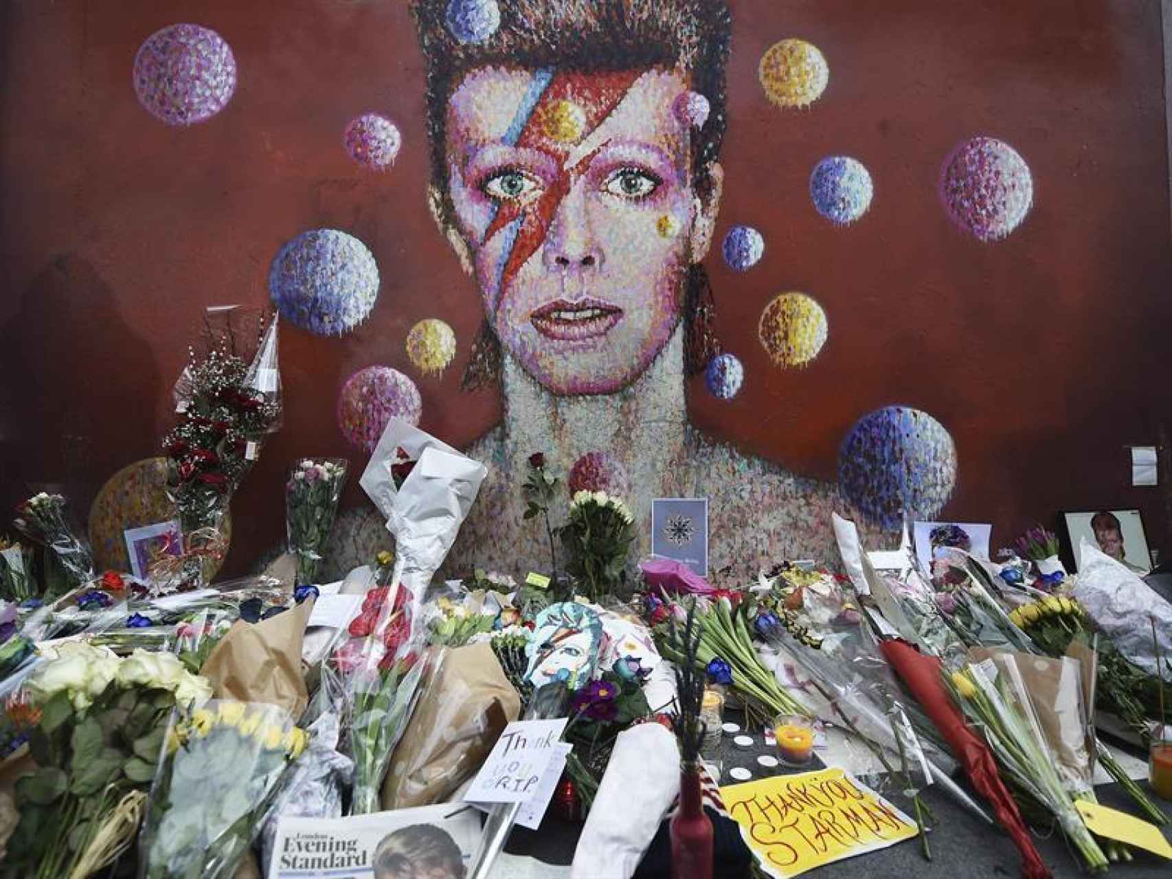 Varias personas rinden homenaje a David Bowie en Londres/Andy Rain/EFE