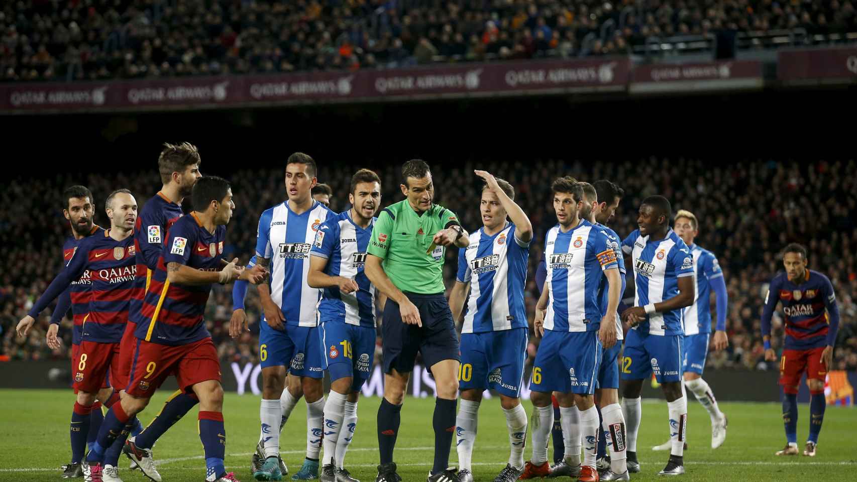 Messi pugna por un balón ante el Espanyol.