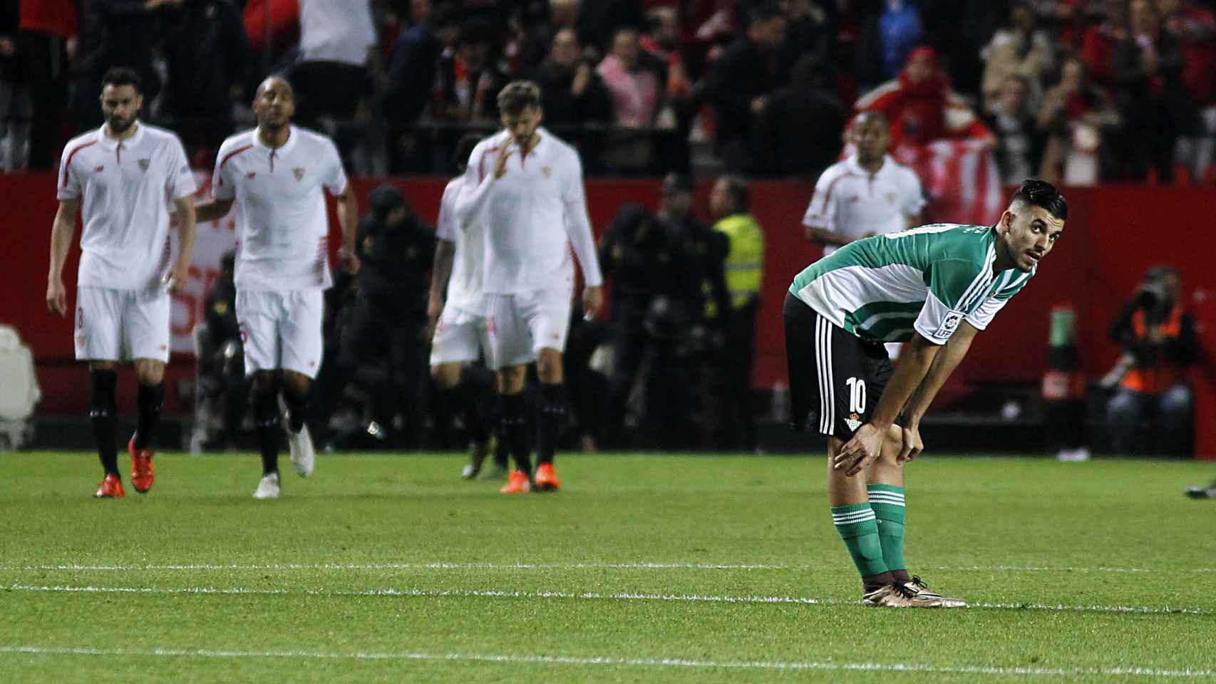Dani Ceballos se lamenta ante un gol del Sevilla.