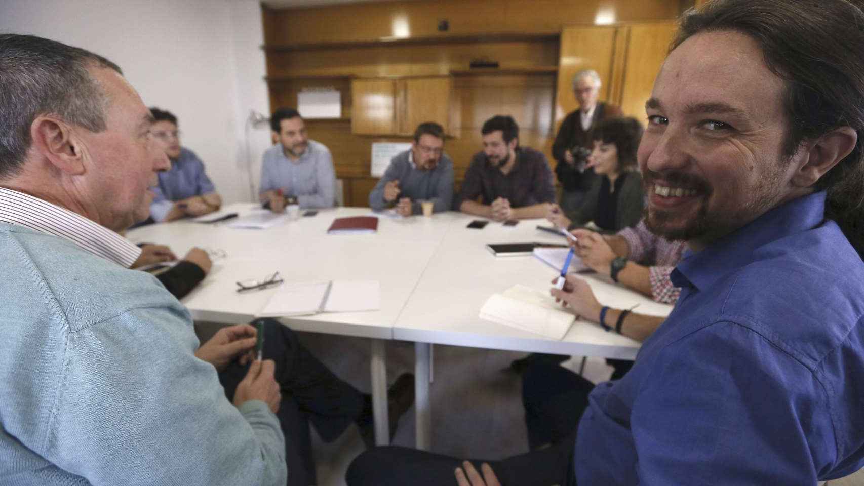 Pablo Iglesias (d), durante la reunión que ha mantenido con representantes de las candidaturas de confluencia