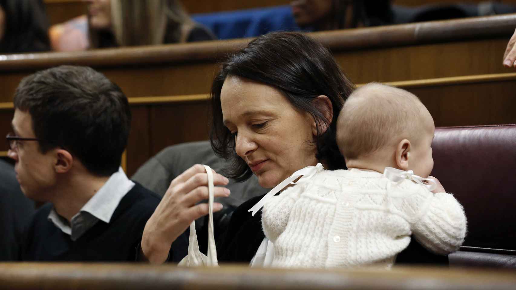 La diputada de Podemos Carolina Bescansa, con su bebé, e Iñigo Errejón a su derecha.