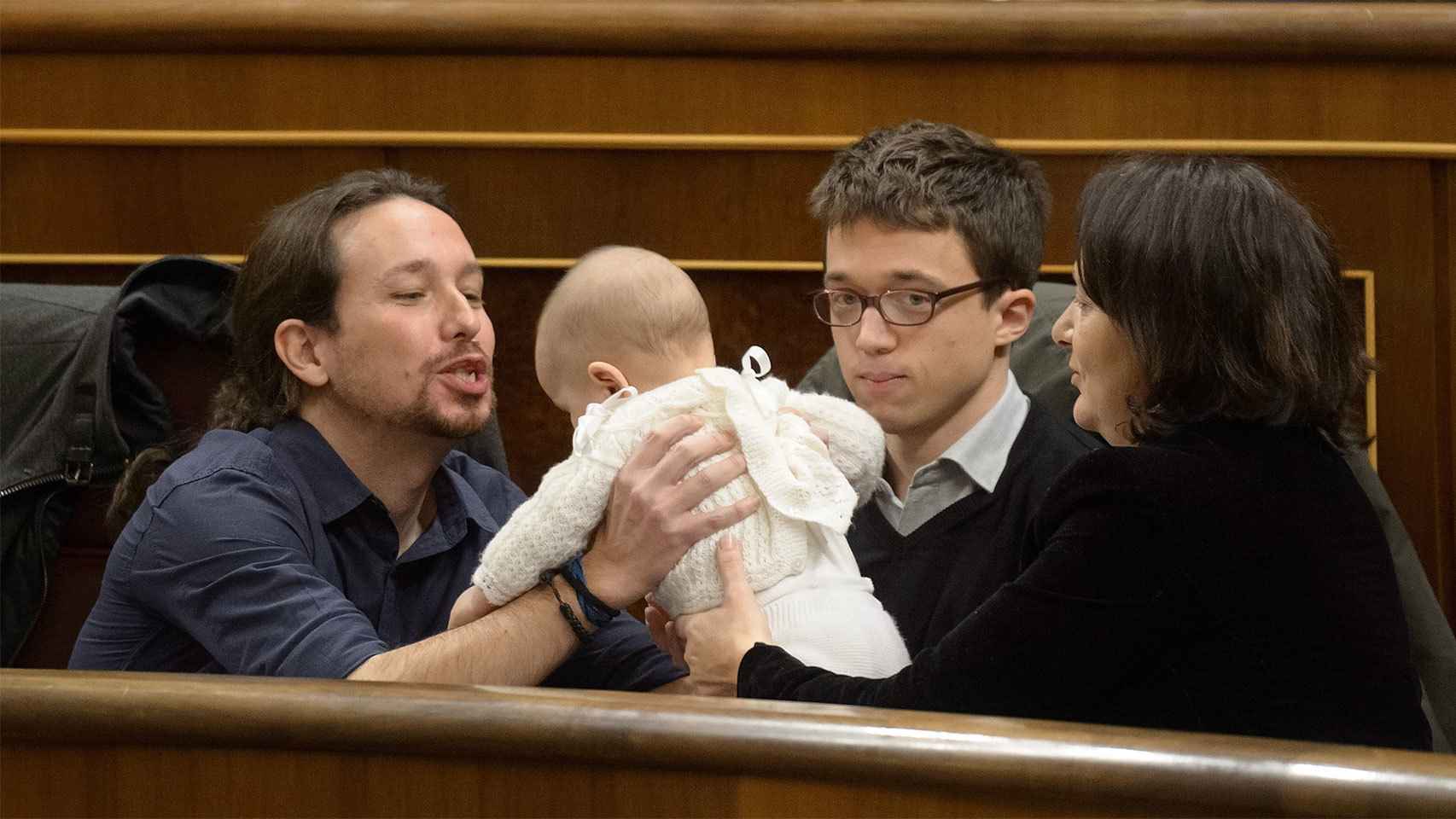 Pablo Iglesias toma en sus manos a la bebé de Bescansa.