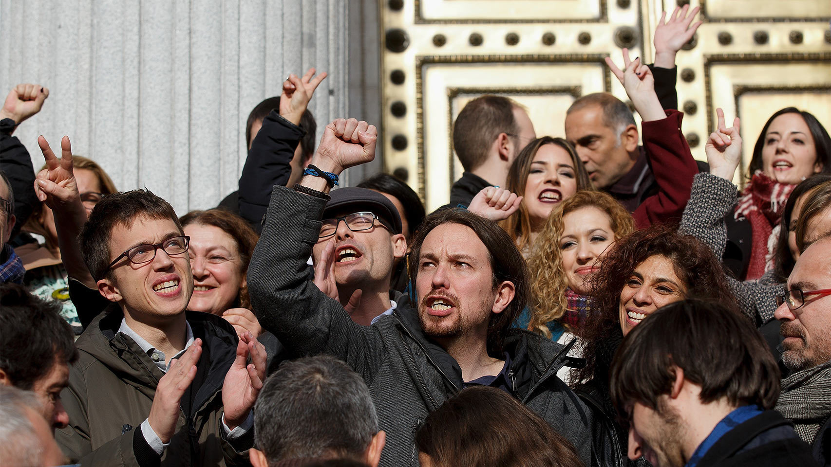 Los diputados de Podemos se hacen una foto de familia a las puertas del Congreso