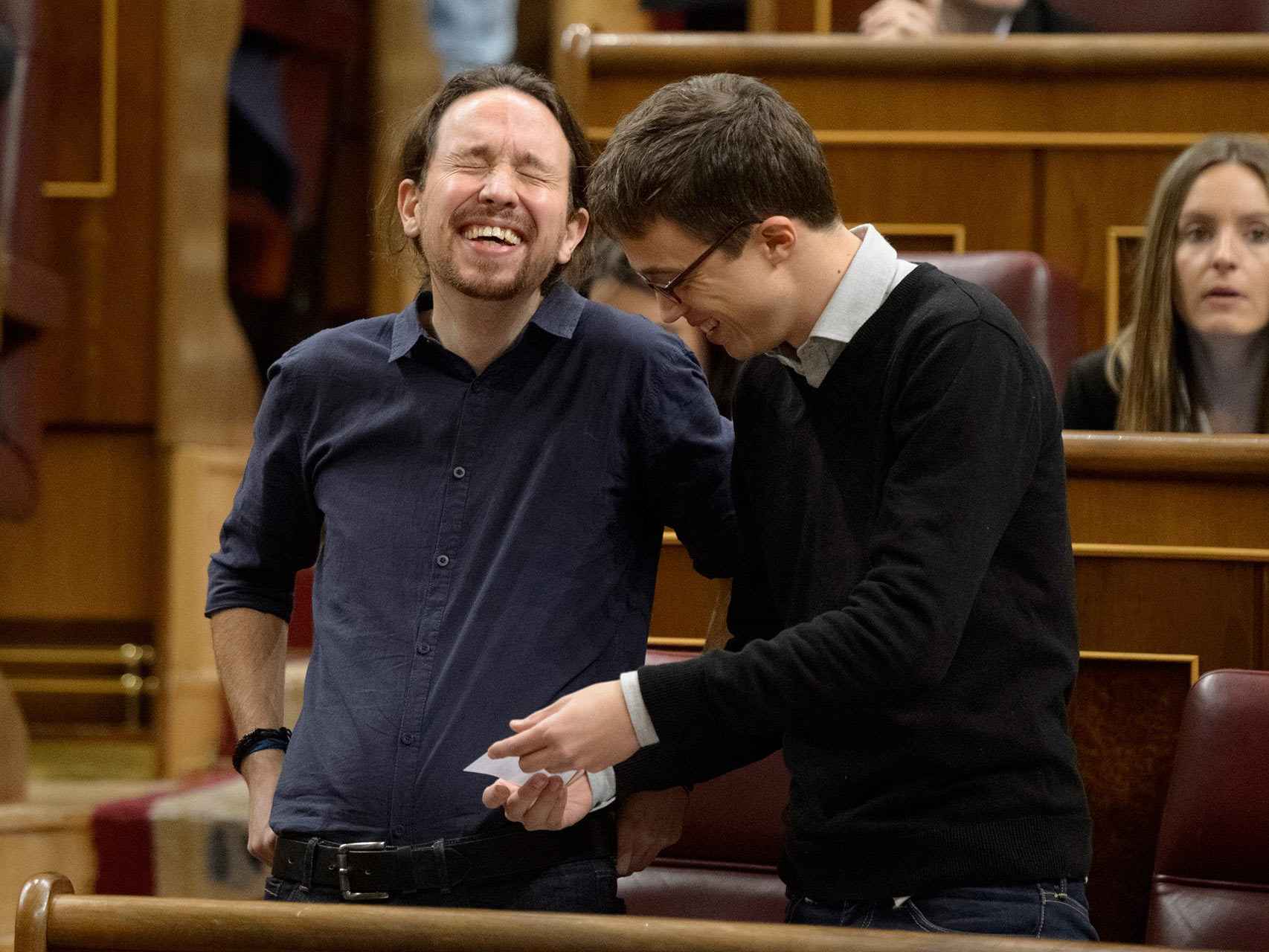 Pablo Iglesias e Iñigo Errejon bromean en su escaño.