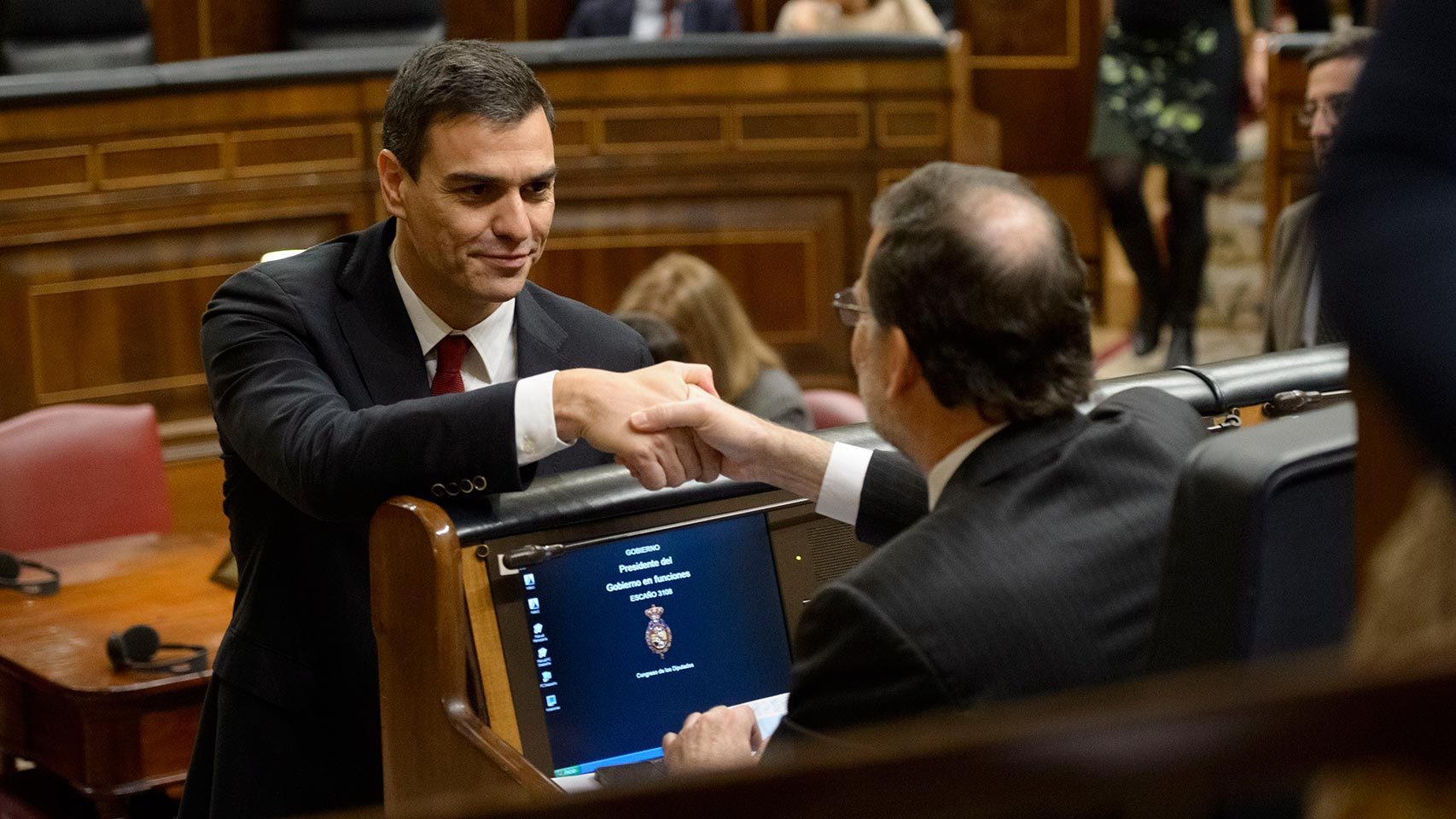 Pedro Sánchez saluda a Mariano Rajoy en el Congreso.