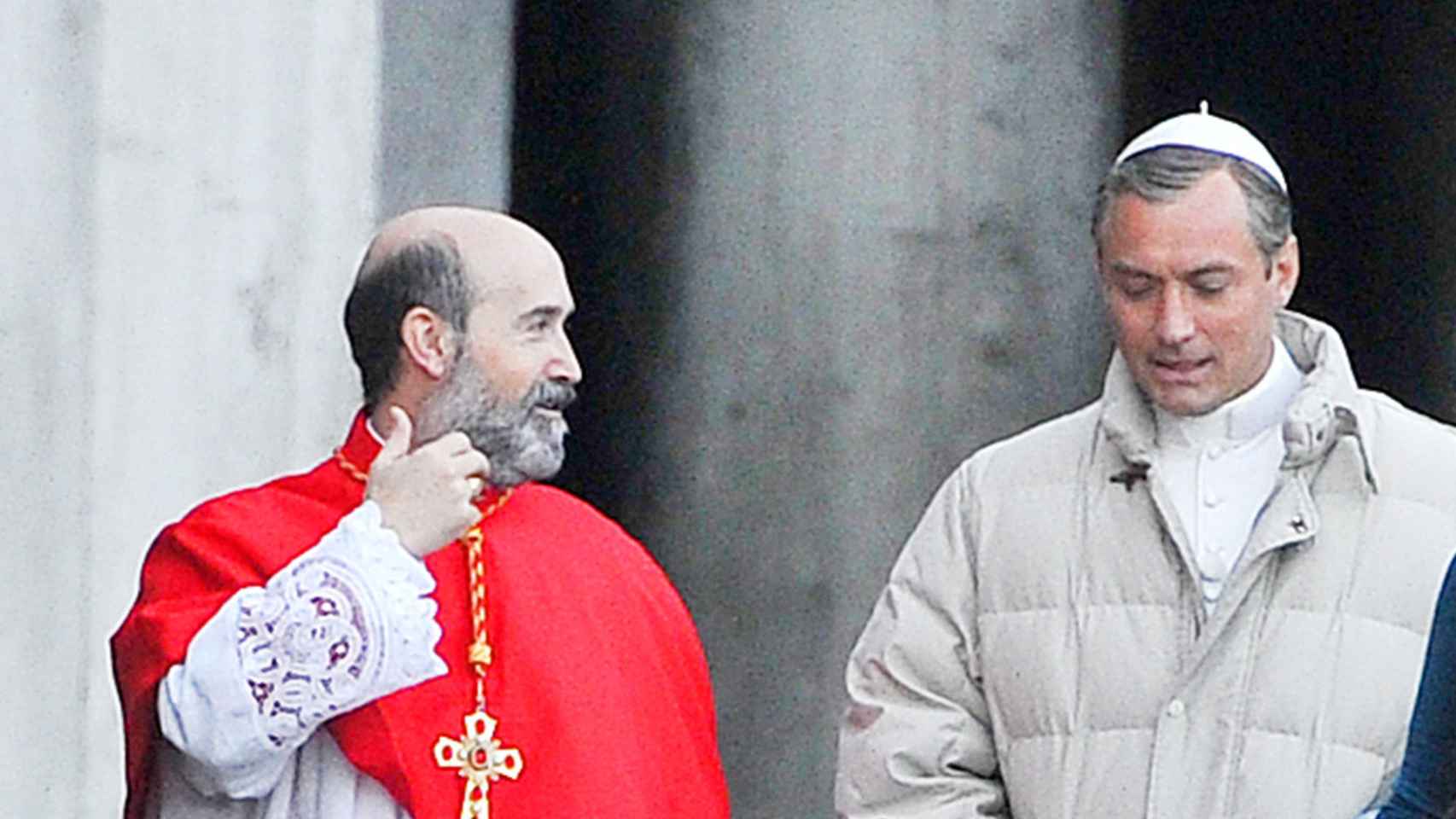 Javier Cámara y Jude Law en el rodaje de la serie The Young Pope