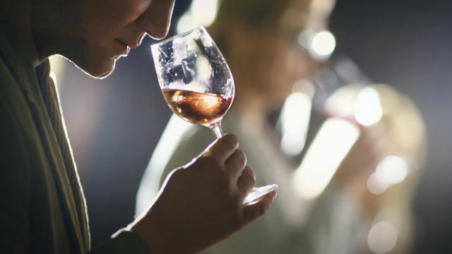 Una copa de vino tinto contiene aproximadamente 178 calorías. iStock