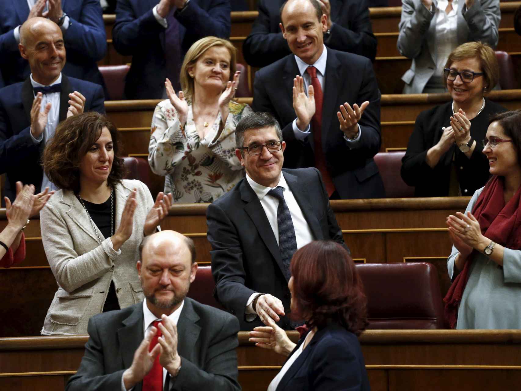 Patxi López, aplaudido por el resto de sus compañeros tras ser elegido presidente del Congreso.