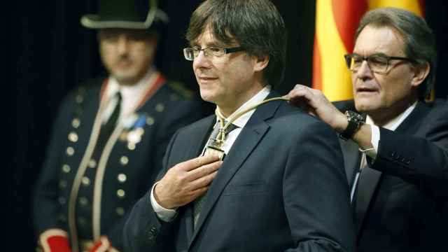 Artur Mas impone la medalla representativa de presidente a Carles Puigdemont.