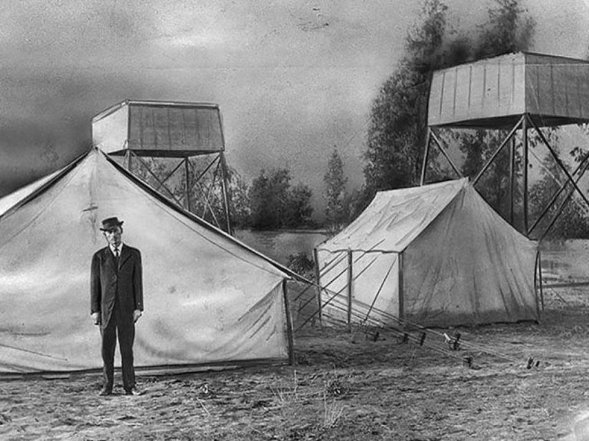 Charles Hatfield, acampado junto a sus torres para atraer lluvia.