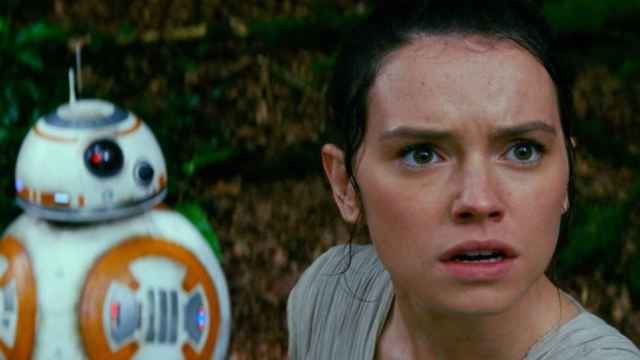 Daisy Ridley, con BB8 en Star Wars, el despertar de la fuerza