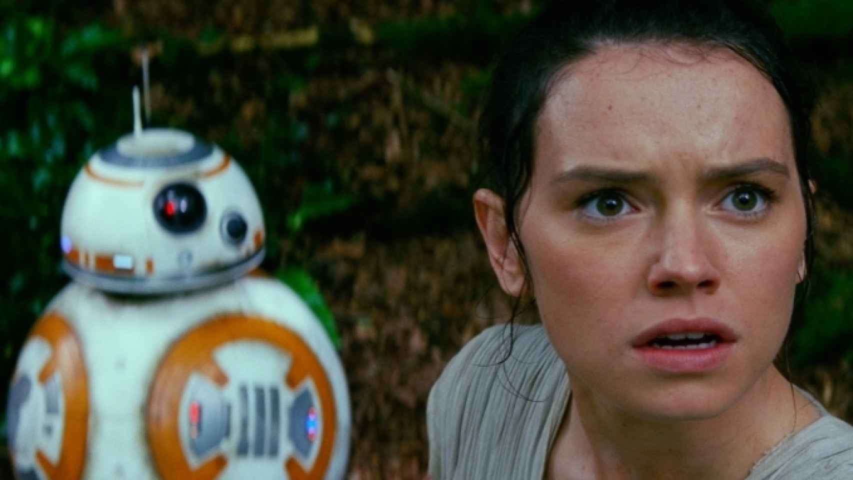 Daisy Ridley, con BB8 en Star Wars, el despertar de la fuerza